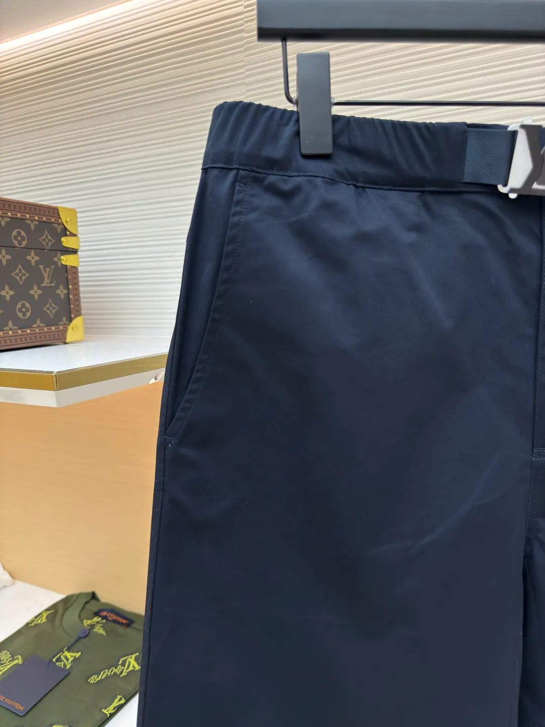 LOUIS VUITTON alloy waist button shorts ●Authentic product: 8000 purchased and developed ●Item number: 1680554-B05 ●Fabric: silk cotton fabric ●Technology: singeing ●Version: fitted version ●Weight: about 335 grams ●Size: 44-46-48-50 ●Description: The fabric is made of 60s*60s twill imitation Tencel cotton. The gray fabric is singed and then mercerized and then dyed in an air flow cylinder. The finished fabric has a satin luster like Tencel. It is matched with a small mesh lining made of 75D nylon. The mold is made to customize the aluminum alloy hardware. Six-hole screws are assembled manually. The aluminum alloy is tinned and colored by electroplaters. The surface shows brushed waterfall lines, and a rectangular puller with logo is used in the front and center. The overall wiring is straight and delicate, the fabric is comfortable and soft, and the color is consistent without color difference. It can be matched with the same style to create a fashionable look and control various occasions. Customized accessories, complete with three standards, same style for men and women!